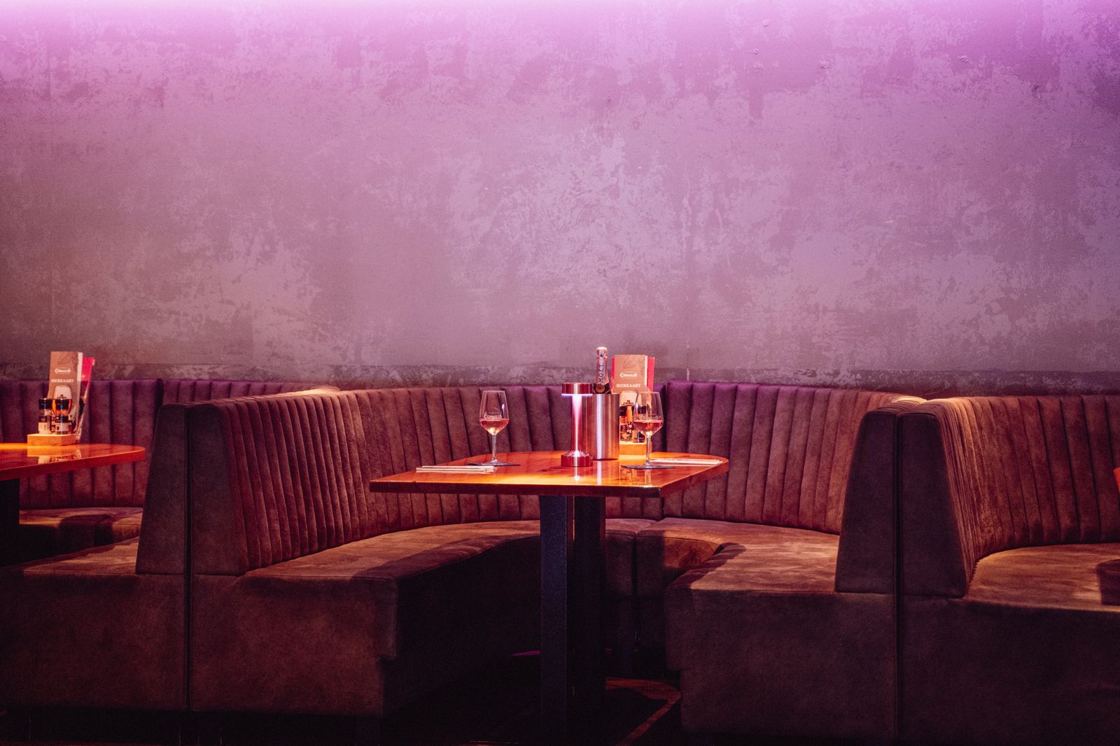 Lumiq lamp in een lounge-booth
