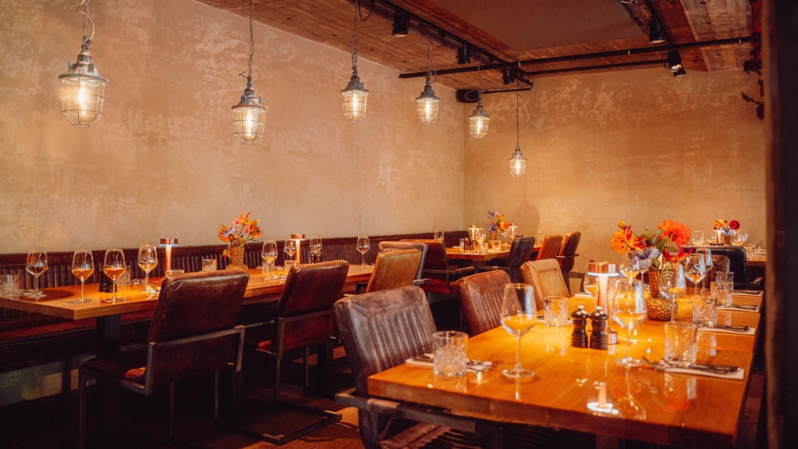 Gedekte tafels met Lumiq lampen